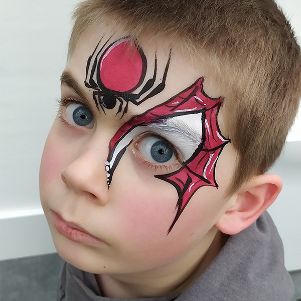 Jongen spiderman met spin