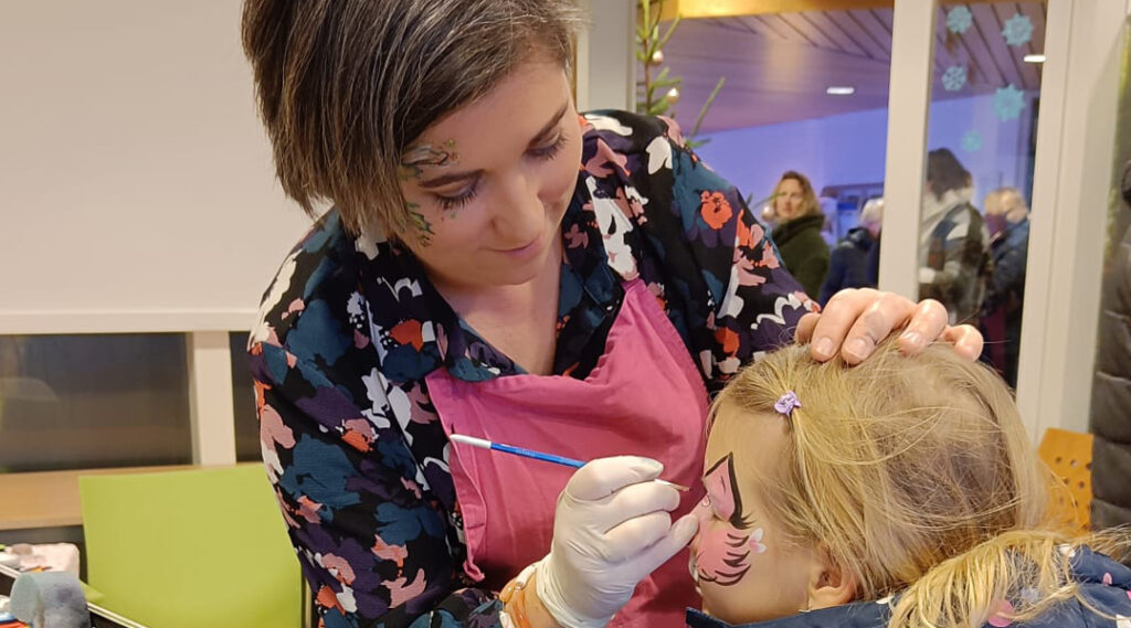 Marcella van Vrolijke Freubels schminkt meisje